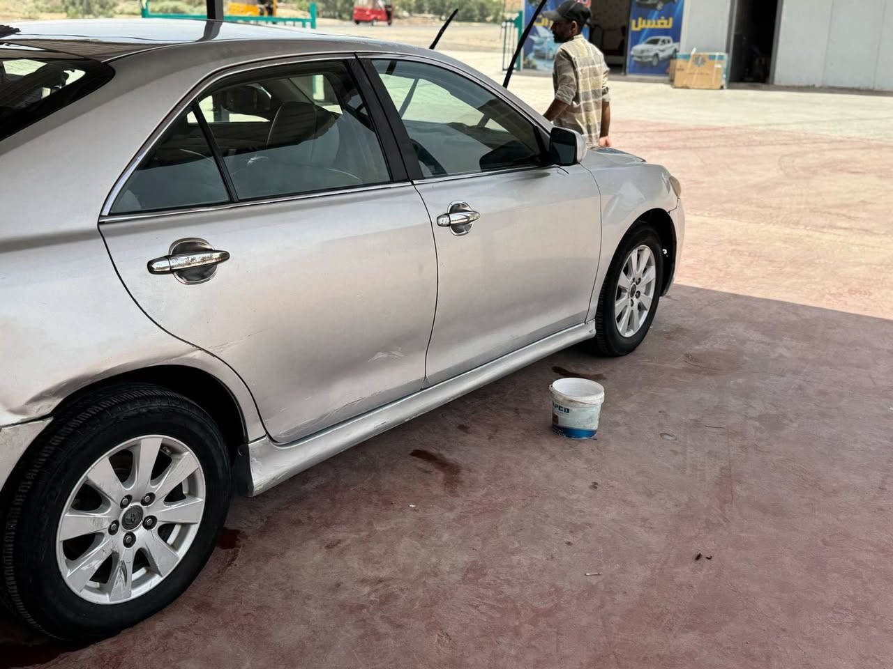 سلام عليكم
كامري 2008 رقم بغداد 6سلندر 
بيها صبغ حزام 
ضربتها جاملغ
وباب خلفي
مكينه جديده 
منضومه تبريد كلهة جديدة
كير محرك جدد مكفولات 
سعر 88 ورقة ‭0770 107 7214‬
