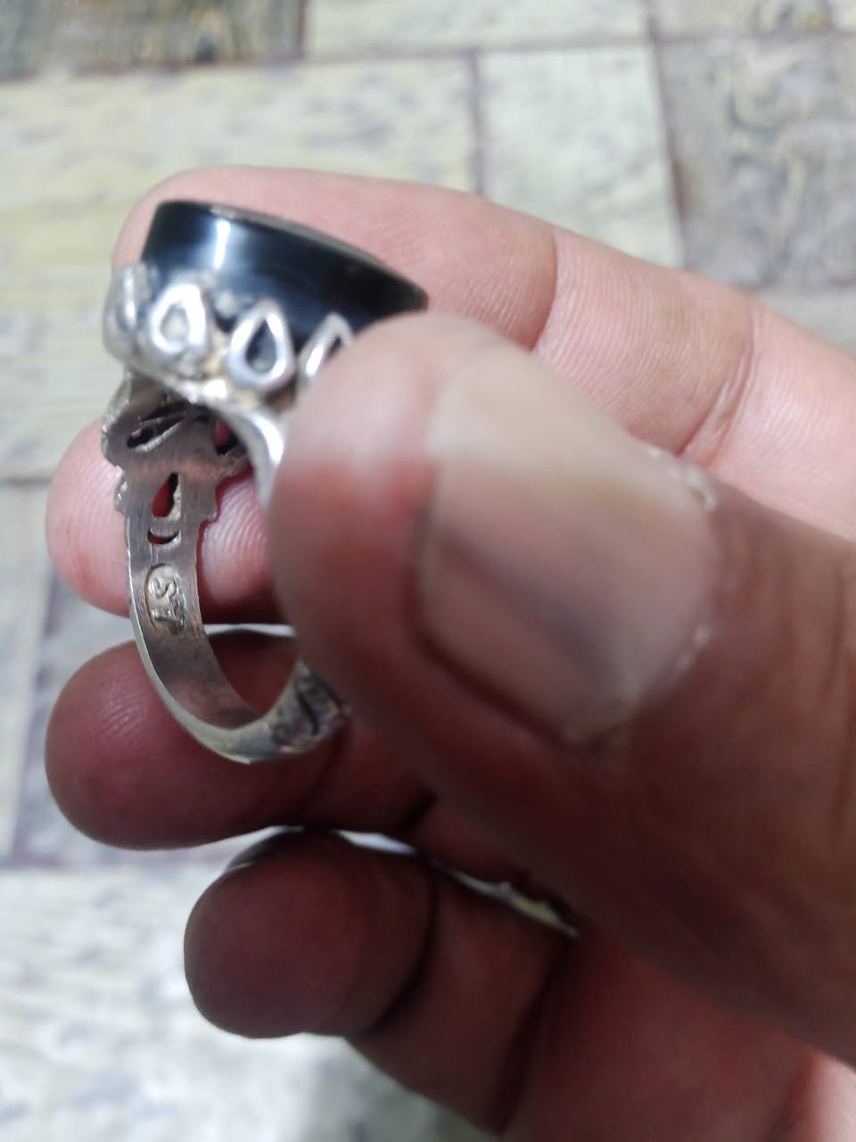السلام عليكم محبس عقيق يماني حجم ٢٠ صياغة ثكيل قديم سعرةب ٥٠ مكان بغداد سبع القصور ***********
