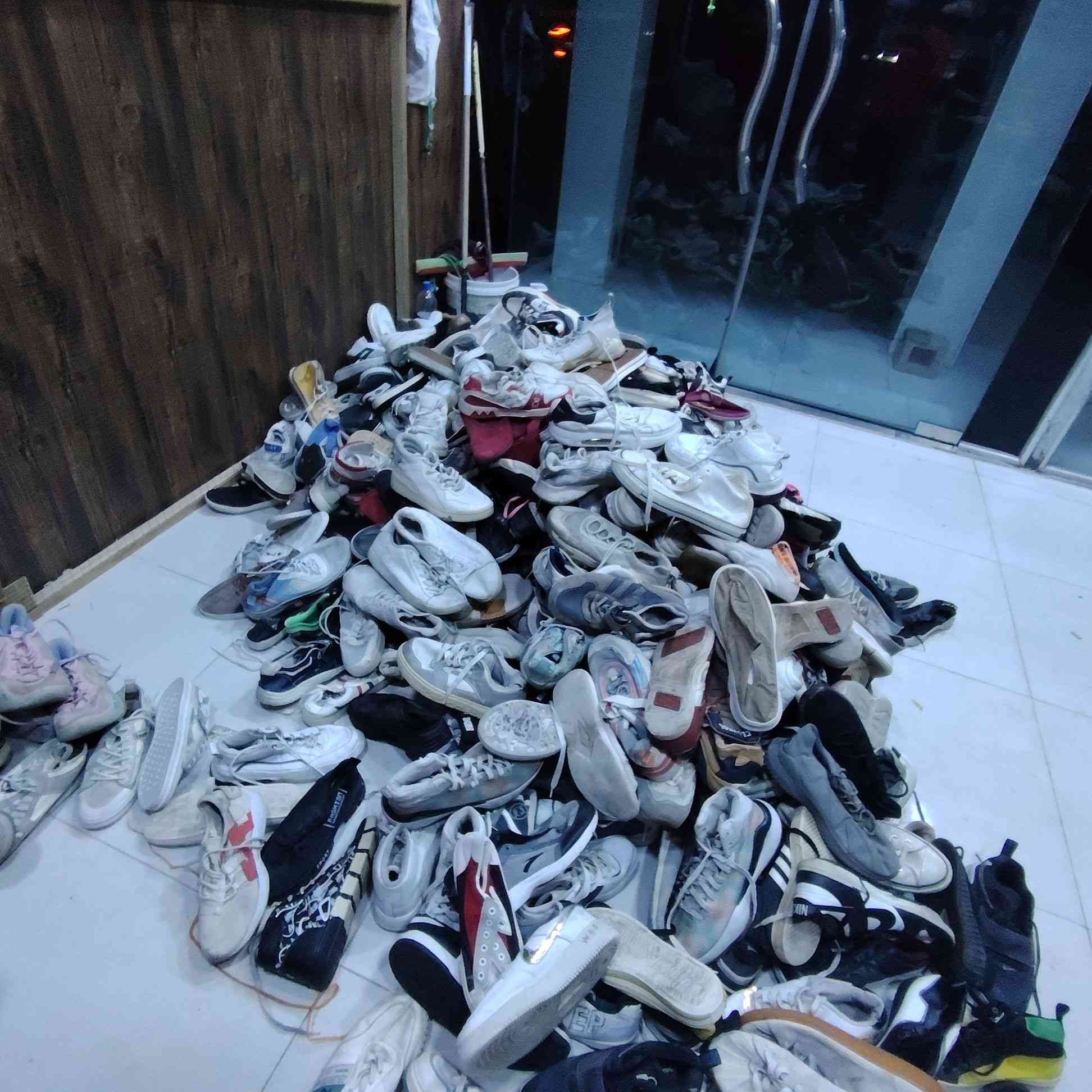 حذيه باله الاصلي اوربي  بسعر مناسب كل  واحد ع 7 تلاف. ثنين 15 عنوان رمادي صوفيه ملعب محمد حميد ***********
