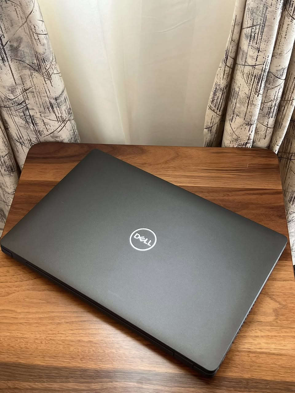 لابتوب DELL معالج حديث وشاشة 15.6
للبيع. 

اللابتوب جدا نضيف وادائة قوي ومواصفاته جدا عالية يفيد الي عنده دراسة او العاب او 
تصميم او غيرها من الاستعمالات.

اللابتوب مفول مواصفات وبي هواي تفاصيل
بصمة اصبع مدمجة بزر التشغيل
غالق كامرة سلايد  
الكيبورد ضوئي 
ارقام اضافية بجانب الكيبورد 

المواصفات :
المعالج intel cori 5
الجيل : الثامن
كرت الشاشة : intel UHD GRAPHICS
الرام : 8GB DDR4
الذاكرة ( الهارد ) : SSD 256 GB M.2
الشاشة : حجم 15.6 دقتها والألوان واضحة وتشغل 4K بالمشاهدة ضد التوهج ips فدشي كلش راقي.

المميزات:
شاشة 15.6 
بصمة اصبع مدمجة بزر التشغيل
ارقام اضافية بجانب الكيبورد 
كيبورد ضوئي تكدر تتحكم ب الدرجات مالتة
منصب عليه وندوز 11 برو مفعل مدى الحياة.
منصب عليه اوفس مفعل مدى الحياة .
كيبورد ميكانيكي عربي انكليزي ليزري .
كامرة امامية جدا واضحه. 
سماعات ستيريو
بطارية اللابتوب ليثيوم تطول وياك بالاستعمال المكثف اقل شي 4 ساعات
المنافذ :
منفذ التايب سي للبيانات
منفذ HDMI
منافذ USB ومنفذ Aux
منفذ LAN 
وغيرهن بعد .

الملحقات :
ملحقاتها كله كاملة وجديدة.
شاحنة اللابتوب الاصلية .
جنطة اللابتوب ماركة اصلية وبعدهي جديدة مامستعمله ابدا.

اللابتوب كلش نضيف ومواصفاته قوية وتصميمه سلم ومرتب .
ومابي أي نقص كيبورد سماعات انترنت شاشة كامرة كله شغال وممتاز ومابي اي نقص من اي ناحية.

السعر : 295 الف وبي مجال قليل .
مكاني النجف 
واليريدة توصيل هم موجود ان شاء الله

*********** بي واتساب

(لابتوب DELL جيل حديث حسابة لابتوبات للبيع النجف بغداد الموصل البصرة)
