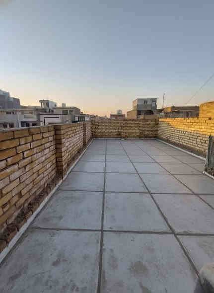 عرض حصري ...عرض حصري 
بيع مستعجل📍 سعر جدا جدا مناسب ❗❗❗
🏠️️للبيع دار سكن حديث🏠

🔴المساحة : 90م
🟠الواجهة: 4٫50م    
🟡النزال: 20م.  

💯بناء حديث درجة اولى مع خدمات راقية:

      🔷الابواب الخارجية قاصة محكم الغلق تركي
      🔹️الابواب الداخلية خشب صاج 
      🔹️الشبابيك المنيوم تركي حديث
      🔹️المحجر المنيوم تركي حديث
      🔹 سخان ماء + ماطور ماء + 2 خزان ماء(1000لتر) كل واحد
      🔹نظام(انترنت+سبالت+انابيب دفن)
      🔹 اضواء سبورتلايت
     

🟩الطابق الارضي: 

       🟢️حديقة خارجية
       🟢خدمات صحية خارجية
       🟢️صالة 
       🟢️ حديقة داخلية
       🟢️مطبخ حار + مطبخ بارد
       🟢️خدمات صحية 
 
🟦الطابق الاول: 
 
       🔵️غرفتين نوم
       🔵️خدمات صحية 

🟪️الطابق الثاني:
   
       ️🟣بيتونة
       🟣سطحين امامي وخلفي
    

📌موقع الدار:
      [حي البنوك / الميثاق / مربع الاعتزاز] ✅الشارع نافذ ، يبعد المنزل عن الشارع العام 60م
______________________________________________

‼ السعر مناسب مقارنةً مع اسعار العقارات في نفس المنطقة.
_____________

للاستفسار مراسلة الصفحة على الخاص 
او الاتصال على رقم صاحب العقار : ***********
📞متوفر واتساب
