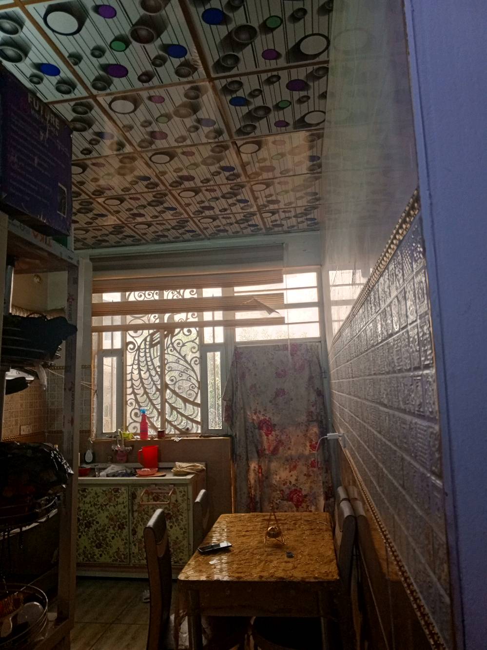 أنا أعرض بيت للبيع بمساحة مريحة وتصميم داخلي جميل ومريح. السقف مصنوع من تصاميم مميزة تعطي المكان جمالية خاصة، والجدران مكسوة ببلاط زخرفي يضيف أناقة للمكان. يحتوي البيت على مطبخ مرتب وغرفة جلوس أنيقة. المكان مثالي للعيش العائلي بالقرب من الخدمات. إذا كان لديك أي استفسار أو ترغب في التفاوض على السعر، لا تتردد في الاتصال بي.