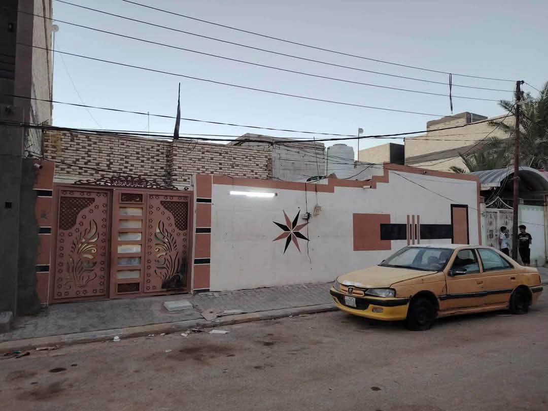 بيت للبيع في حي المكرمه بنيانه قديم مساحه ٢٦٦ ونص متر البيت ١٠٠ متر عن شارع كربلاء ٦ غرف نوم صاله استقبال كراج سياره حديقه مطلوب المبادره ٨٠ مليون والسعر الكلي 250مع مجال للتواصل مع صاحب بيت ***********
