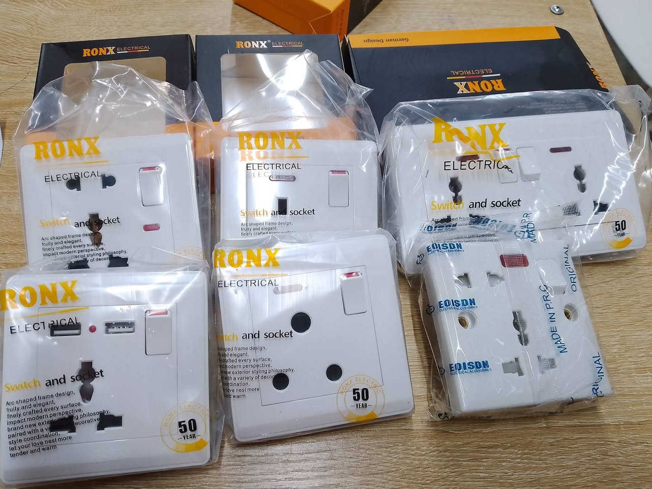 🔴سويج ٤٥ أمبير رونكس ابيض سعره (٢,٥٠٠)دينار
🔴سويج أحادي  رونكس سعره(٢,٠٠٠)دينار عراقي

🔴سويج ثلاثي رونكس سعره (٣,٠٠٠)دينار

🔴سويج ثنائي جيسي  سعره(٢,٧٥٠)دينار عراقي

🔴سويج رونكس رباعي ابيض سعره(٢,٠٠٠)دينار

🔴سويج رونكس ستلايت ابيض (٢,٠٠٠)دينار

🔴سويج جرس كمتل (٢,٠٠٠)دينار

🔴سويج مروحه جسي سعره(٣,٠٠٠)دينار

🔴سويج رباعي مستطيل تراك لايت (٣,٠٠٠)دينار 

🛑🛑🛑مجمع الكوثر// لبيع المواد الانشائيه 
و المنزليه والكهربائيات

📍📍📍العنوان (تاجي / مدخل سيطرة ابو عظام )

☎️📞رقم الهاتف / ***********
