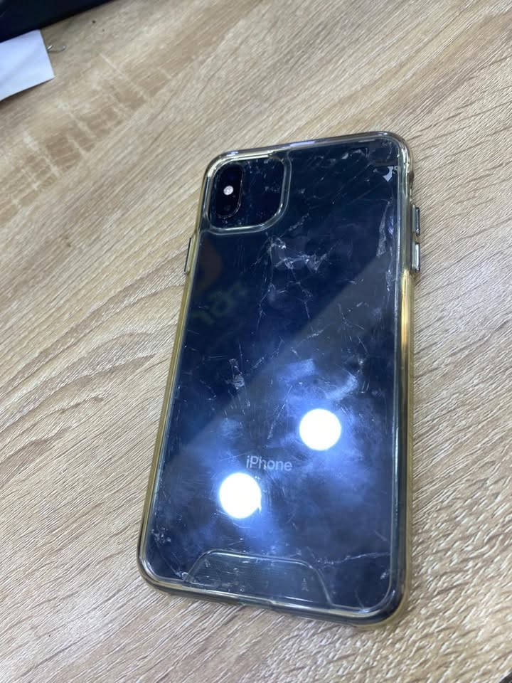 سلام عليكم ايفون اكس ماكس للبيع 
ذاكره 256
جهاز فقط ظهر مكسور 
بطاريه 80 بلاديه اصليه 
للاستفسار على هذا الرقم :***********
