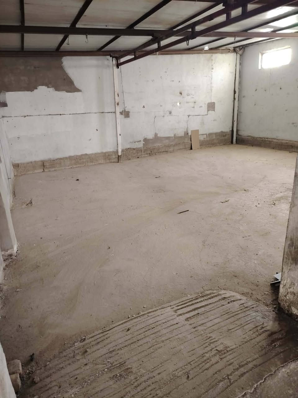 محل مع قاعة مساحتها 90 متر مربع او أكثر للإيجار للإيجار ، تصير مطعم او مقهى أو معمل المنيوم أو معمل خشب ...  الموقع/مجاور كراج الفياضية مقابل شارع حي كامل قرب ما يسمى السوق العصري سابقاً.. 
للاستفسار الاتصال على الرقم ***********.
