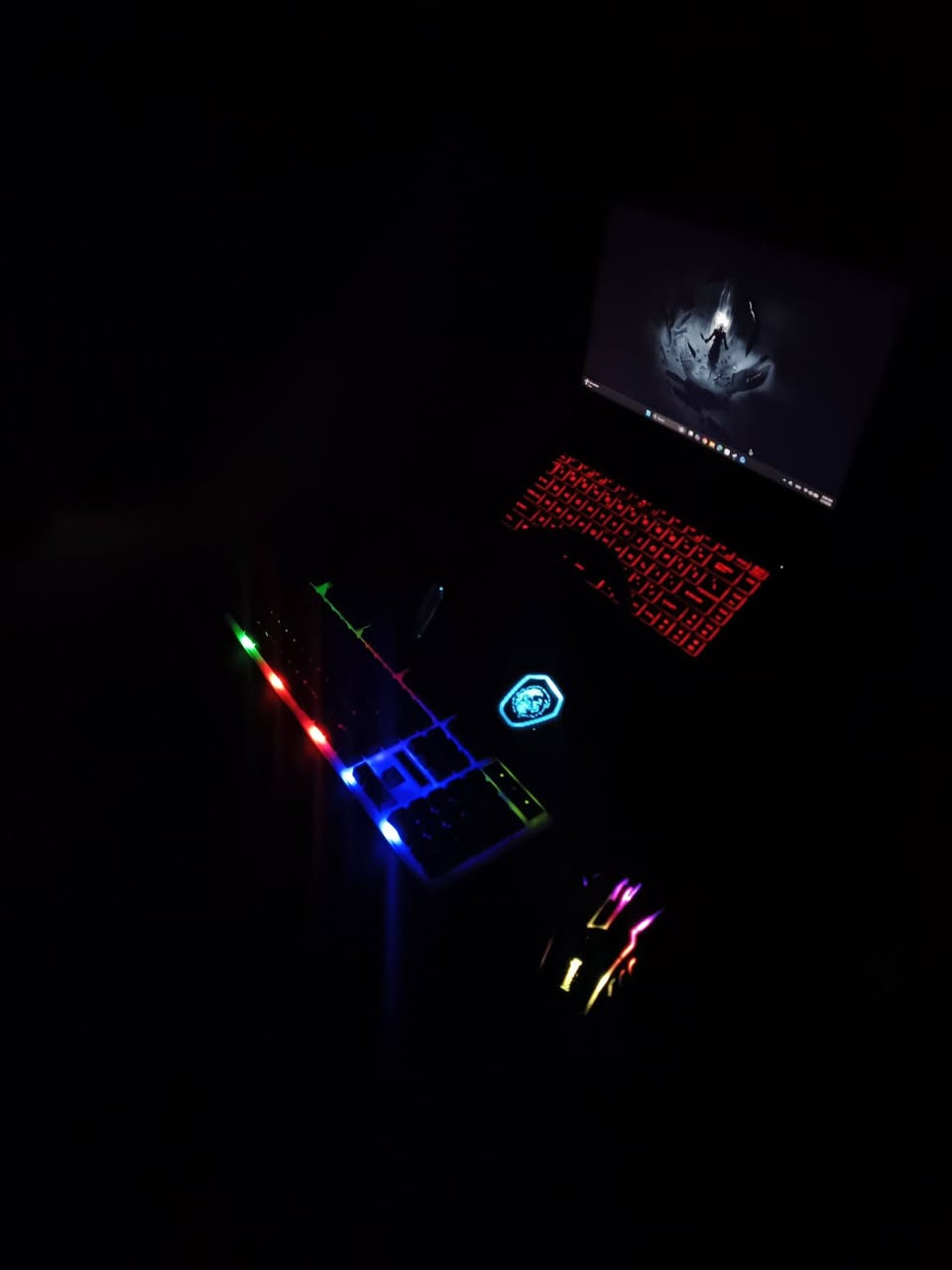 متوفر حاسبه msi gif 63 thin حاسبه غنيه عن التعريف و يجي وياه سماعه محيطية تخبل و ماوس رايزر و كيبورد كلهم RGB و ايضاً ستاند RGB بي مروحه
مواصفات الحاسبه :
المعالج (CPU): Intel Core i5‑11400H 11th Gen (6 أنوية حتى 4.5 GHz) �
بطاقة الرسوميات (GPU): NVIDIA GeForce RTX 3050 Laptop GPU 4 GB GDDR6 �
الذاكرة (RAM): 8 GB DDR4‑3200 (قابلة للترقية حتى 64 GB) �
التخزين: 512 GB NVMe SSD + 1× 2.5″ SATA HDD اختياري �
الشاشة: 15.6″ FHD (1920×1080) IPS 144 Hz �
الكاميرا: HD 720p �
الصوت: 2× 2 W Hi‑Res Audio Nahimic 3 �
الاتصالات: Intel Wi‑Fi 6 AX201 + Bluetooth 5.2 �
المنافذ: 1× USB‑C 3.2 Gen1, 3× USB‑A 3.2 Gen1, 1× HDMI (4K @ 30 Hz), 1× RJ45, Mic‑in/Headphone Out �
البطارية: 3‑Cell 52.4 Whr �
الأبعاد: 359 × 254 × 21.7 mm �
الوزن: 1.86 kg �
للبيع كل شيء  بسعر مناسب علماً الحسابه استخدام نضيف جدا و مده قليله او مراوس بتجميعة بيسي كامله مع شاشه 
للتواصل راسلني او رقم الهاتف ***********
