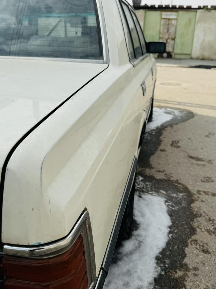 السلام عليكم للبيع سوبر كروان 1982ماشيه 19.0000الف حقيقي  محرك وكير ابلاد 5mكارتون  وحداده زيرو  تخم تاير مكفوله من ضربه ومن الصبغ العام والاحزام بيها مكانات قليله مصبوغه كهربائيات كله شغاله سنتر لوك واريل كهربائي وتفئه وتبريد خلفي سنويه تنتهي 2028بسمي 
السعر (80)مكان السياره البصرة رقم الهاتف (***********)
