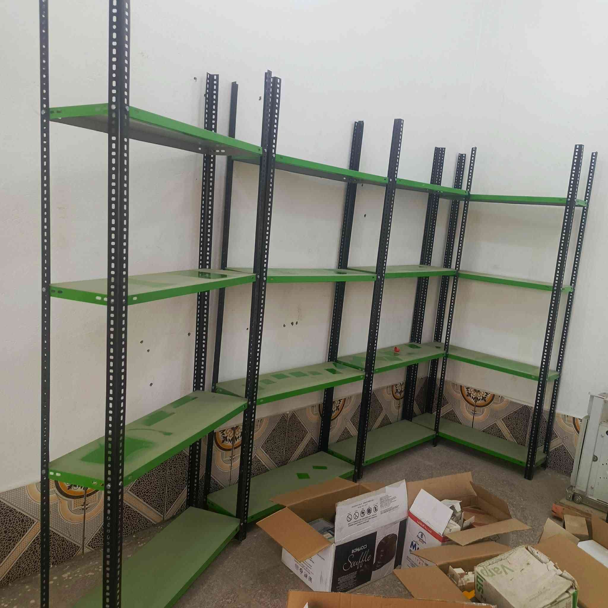 سلام عليكم رفوف للبيع استعمال شهر 17 رف  سعر اليرظي الله لحد يكسر بيهن تصال او خاص ***********
