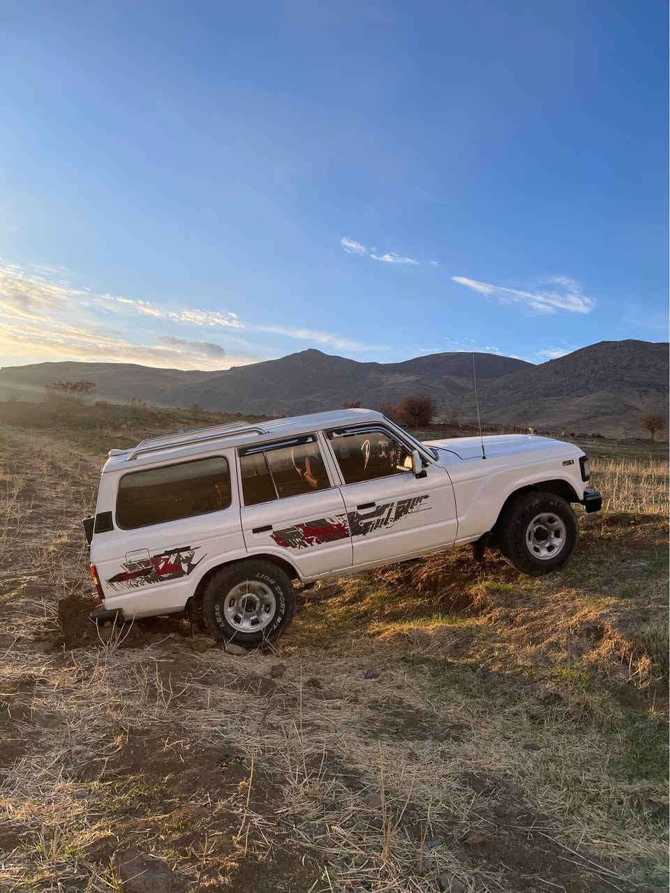 لاندکروزەر 
🔺گێڕ و دەبڵ گێر و مەکینەو ئەکسل بەشەرت 
🔺مۆدیل ٨٩
🔺هەیکەلی جوان و قیت و قۆز 
🔺چوار تایەی جەبەلی 
🔺ناوەوەی خاوێن و جوانە 
🔺بەرەدەرگا و بەرگە کوشن نوێ و جوان
🔺ئایپاد 
🔺لایت و بلاجکتۆری بۆ بەستراوە 
🔺چەمچە بۆ بارهەڵگرتن 
🔺سەیارەیێکی بەهێز و ماڵی شاخ و قوڕو بەفرە
🔺نرخی گونجاوە 
***********📞 Singapore
