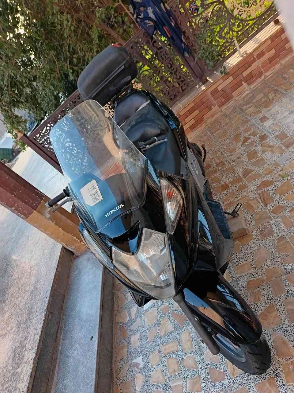 سلفر ونج 400 مكينه مكفوله بتربها صوتها مسمعه شلعه معدل فول اوفر سبورت الدراجه مال جناي جنطه اصليه ويها كهربائيات كلها شغاله تايرات جدد اوراقها كامله الشراي يتصل العنوان بغداد ***********
السعر 13ونص وبيها مجال للشراي
