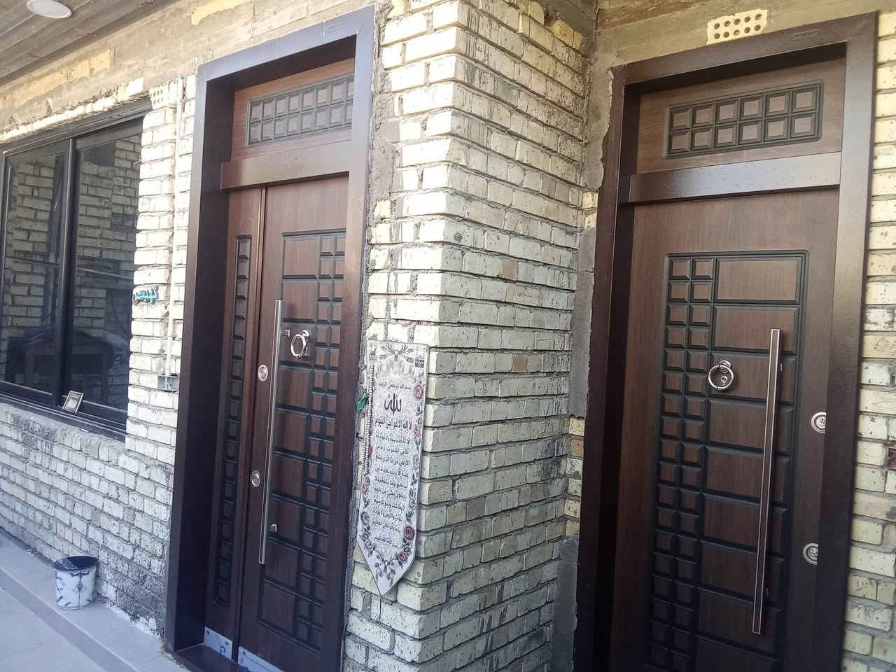 الدار للبيع
المساحة 200 متر واجه 10 ونزال 20 ✔️

♦️ طابو ملك صرف ♦️

بناء البيت حديث 2025 🛑
مسلح ارضية رفت 50 سم 🔸

الطابق الاول 🔹 استقبال مساحة طول 8 مترات وعرض 5 مترات ومطبخ حار وبارد طول 7 مترات وعرض 4 وربع حمام خارجي ومجمع صحيات داخلي وغرفة نوم مساحة 5×4 ومنور 

الطابق الثاني 🔹 غرفة الاولى 5×7  غرفة الثانية 4×7 غرفة الثالثة 5×4 غرفة الرابعة 5×4 و حمام عدد 1

الطابق الثالث 🔹 غرفة الاول 5×4 غرفة الثانية 5×4 مع حولي وسطح مساحة 10×10 

موقع الدار 📍
بغداد البياع حي التراث شارع الشبكة خلف مجمع كلشي وكلاشي 

الرقم للاستفسار 
***********
