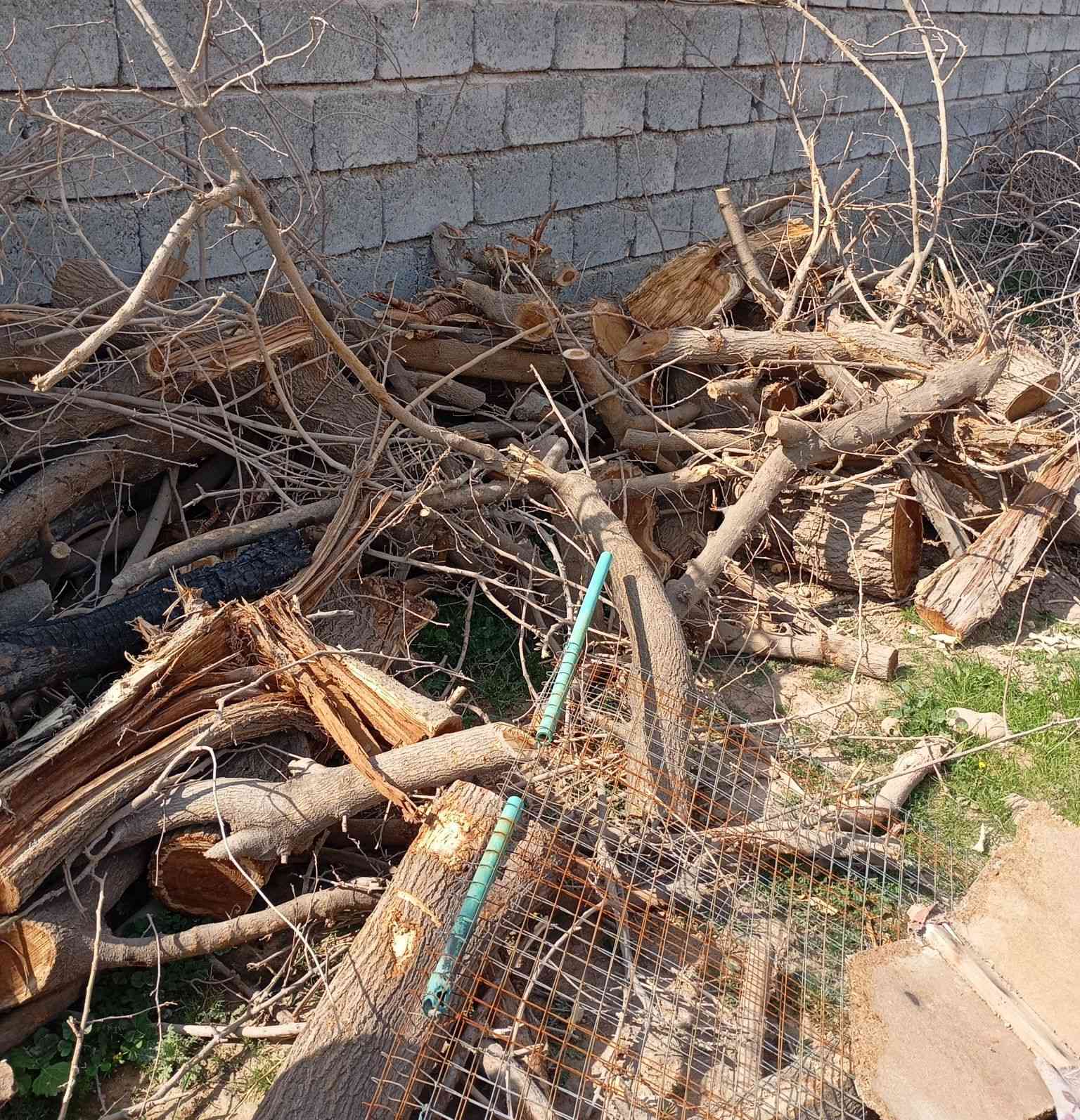 كرامي حطب للبيع 
***********
