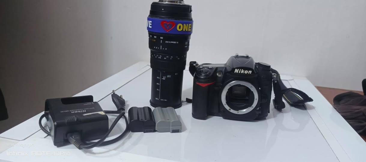 السلام عليكم كامره نيكون D7000للبيع نضيفه وعدسه 70/300رياضي وياهة بطاريات 2 ورام 64كيكه السعر بل خاص ***********
