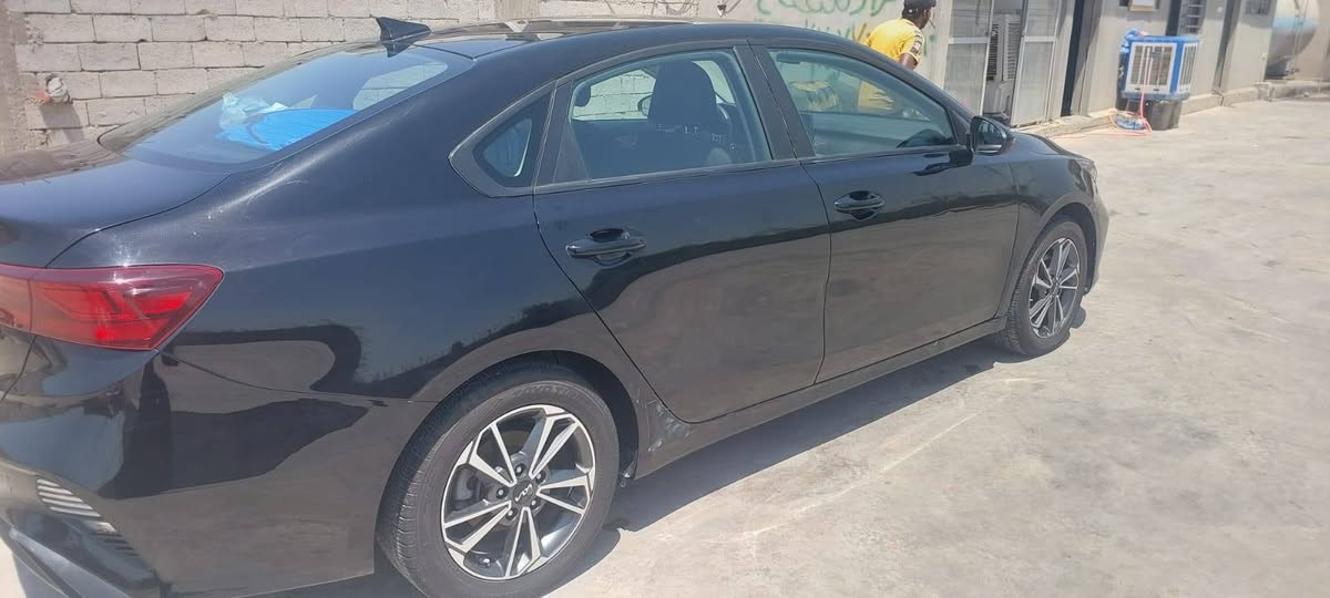 كيا فورتي ٢٠٢٣ لون اسود محرك ٢٠٠٠ دوش ماشية فقط ٧٠ الف كيلو ضربته بلادية بالصور من امريكا نظيفة مال بيت واليشتريه بالعافية عليه 
رقم الهاتف السعر للاتصال 
***********
