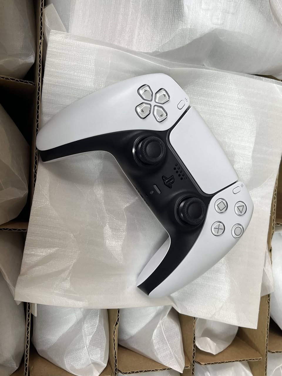 A small look at our warehouse work today.

These PS5 controllers are not shipped directly after collection.
Each unit goes through cleaning, hardware inspection, stick replacement, PC testing, in-game testing, and packing before shipment.

We focus on stable quality and clean condition for refurbished original PS5 controllers.

Warehouse stock is being prepared step by step.
#PS5Controller #DualSense #RefurbishedController


**إذا كنت صاحب هذا الإعلان وتريد حذفه لأي سبب، رجاءا أرسل رسالة إلى الدعم الفني**