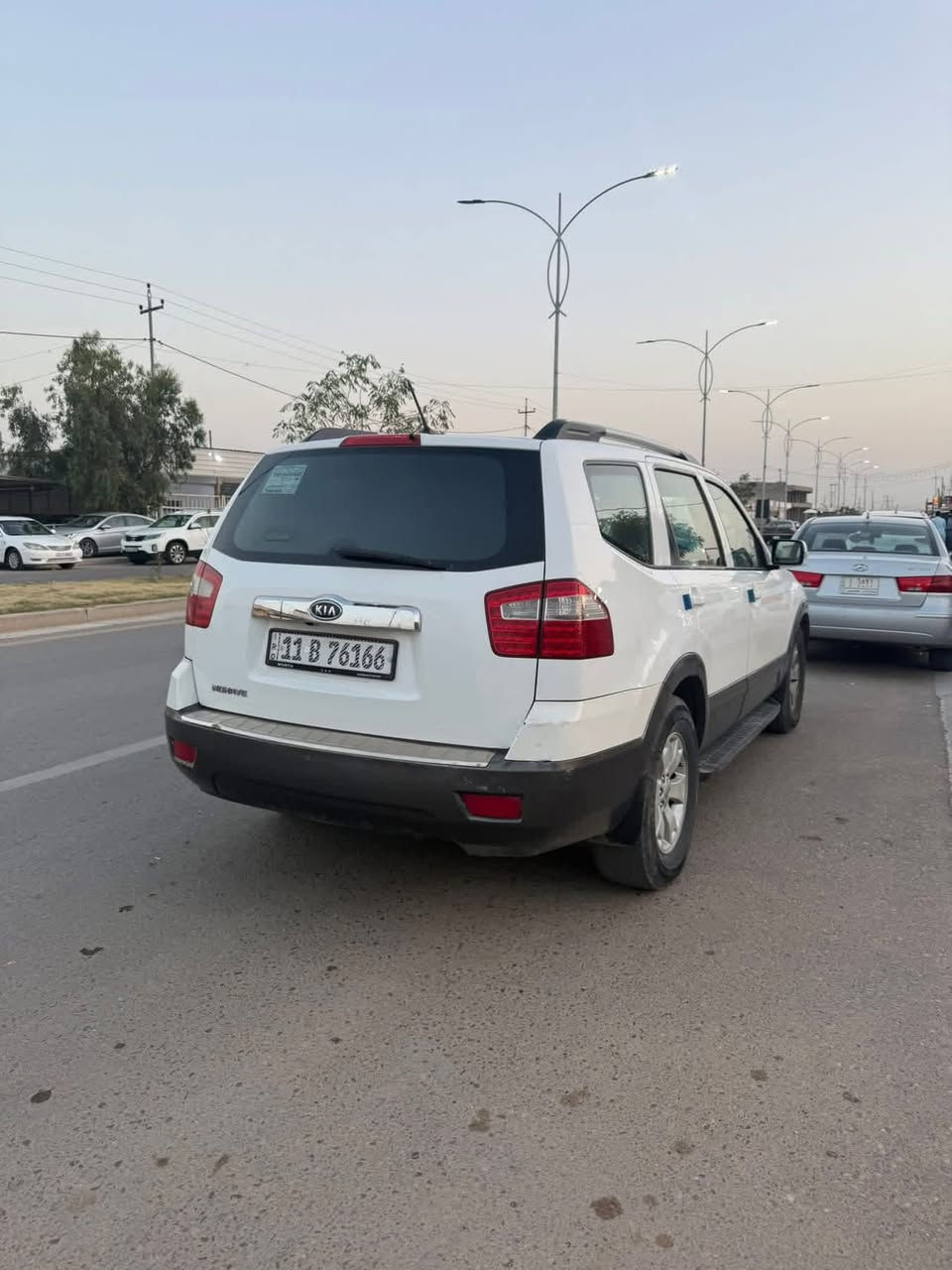 *للبيع: كيا موهافي Kia Mohave 2013* 🚙
*اللون*: أبيض 
*الحالة*: نظيفة - شرط الفحص
*المواصفات*:
1. *المحرك*: 6 سلندر 3.8L قوي واقتصادي
2. *الدفع*: 4x4 دفع رباعي
3. *عدد الركاب*: 7 راكب - عائلية
4. *المواصفات*: شاشة، كاميرا رجوع، حساسات، تبريد 3 قطع، جنطة كهرباء، رادارات
محرك كير جديد / صدر نضيف /تايرات جدد حدادية نضيفة
*السيارة*: بيها الجاملغات الامامية تبديل والباب الي بسذ السايق صبغ 
*السبب للبيع*: تجديد
*السعر*: ___ قابل للتفاوض بالمعقول
*المكان*: بلــد - صلاح الدين
*للاستفسار والاتصال*:
***********

