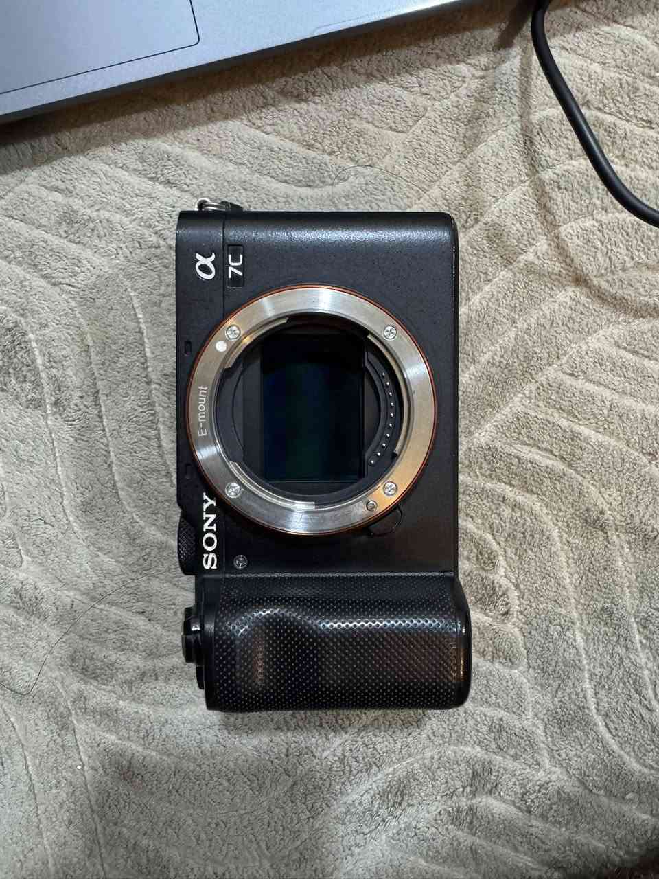 سوني a7c الكامرة كلش نضيفة وجديدة ملحقات كارتونه وبطارية شترها 35 k
فقط بدي السعر مليون و١٥٠ الف وبيها مجال 
مكانها بغداد او صويرة 
***********
