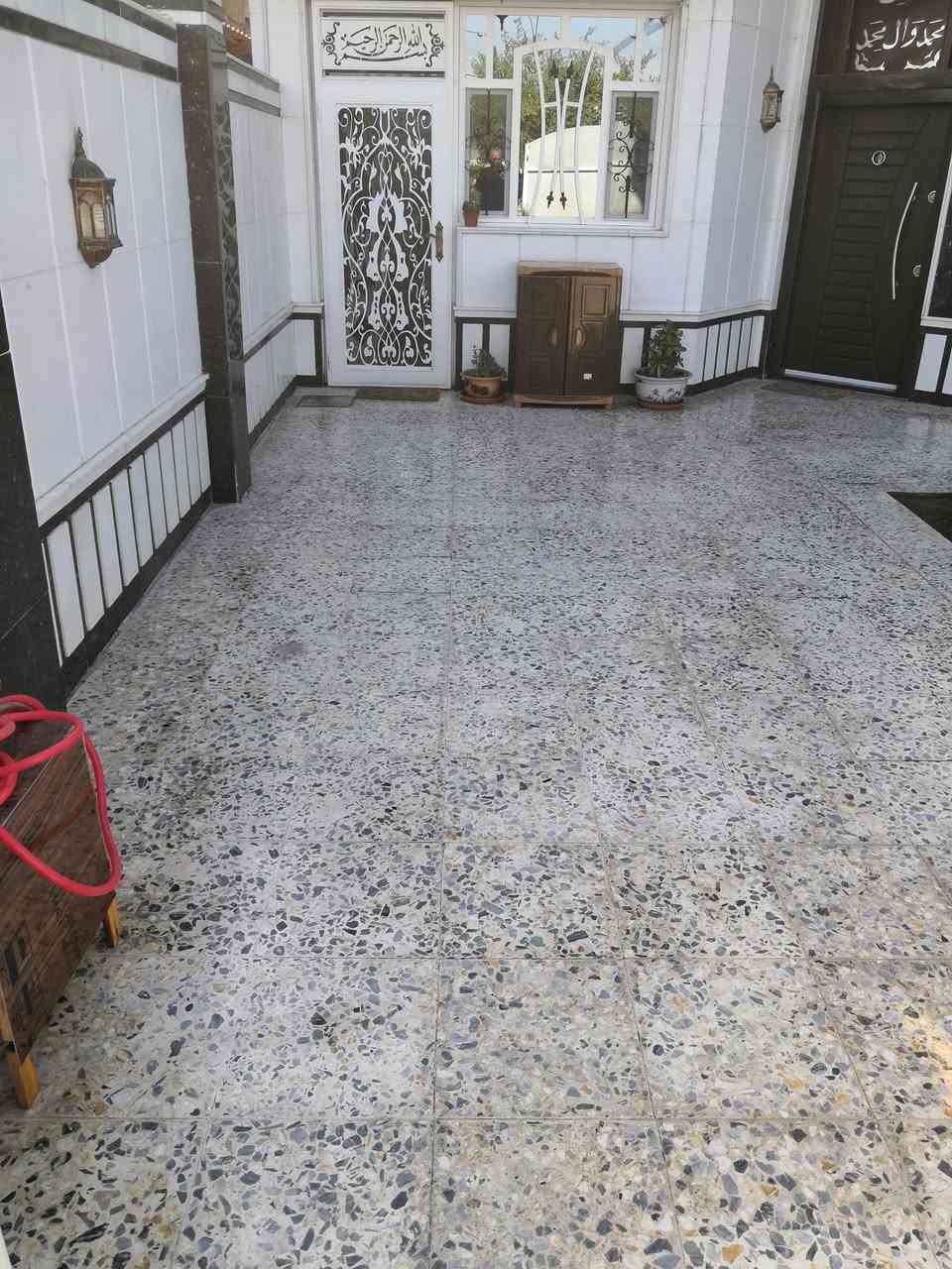 السلام عليكم. (دار للبيع من المالك مباشرة). دار تجاري يقع على الشارع العام(اربع سايدات) مباشرة.. يبعد عن ساحة اللقاء ومزاد الزهور بحدود ٣٠ متر باتجاه بلدية المنصور بناء فوق الدرجة الأولى المساحة (٢٢٠ متر) الواجهة (٨ متر) سند منفصل بأسمي للإستفسار الاتصال على الرقم ***********.
