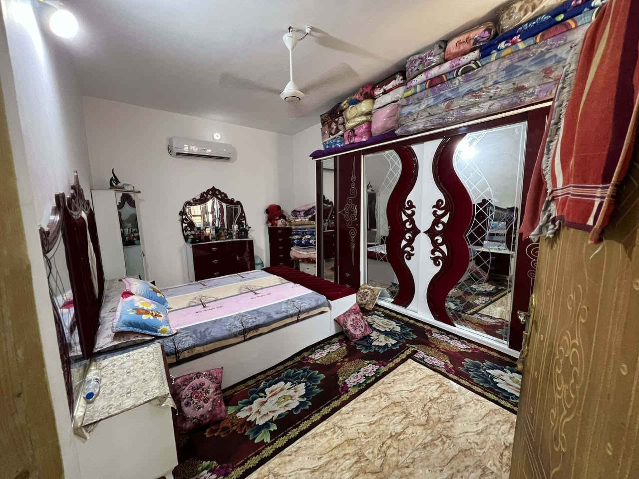 السلام عليكم بيت ركن  للبيع المساحه 150متر يحتوي على استقبال 7+4 صاله 6+4غرفه6+4مطبخ 4+4منور3+2
طارمه+صحيات كافه الخدمات شارع صب مجارب ثقيله وخفيفه سواقي تصريف امطار+كهرباء 
العنوان حي أبو طارق يبعد عن جامع شارعين
بناء البيت بلوك والسقف عكاده 
ه‍ *********** السعر خاص مكلف بنشر
