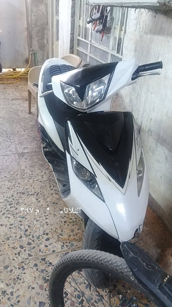 السلام عليكم دراجه البيع مكينه بلاديه صالنصه رياضي بركات شغاله امامي و خلفي و الكهربايات كله شغاله دراجه بل حقيقه أحله من صوره. سرعه 140سعره 700بيه مجال لطيبين***********رقم بغداد الشعب
