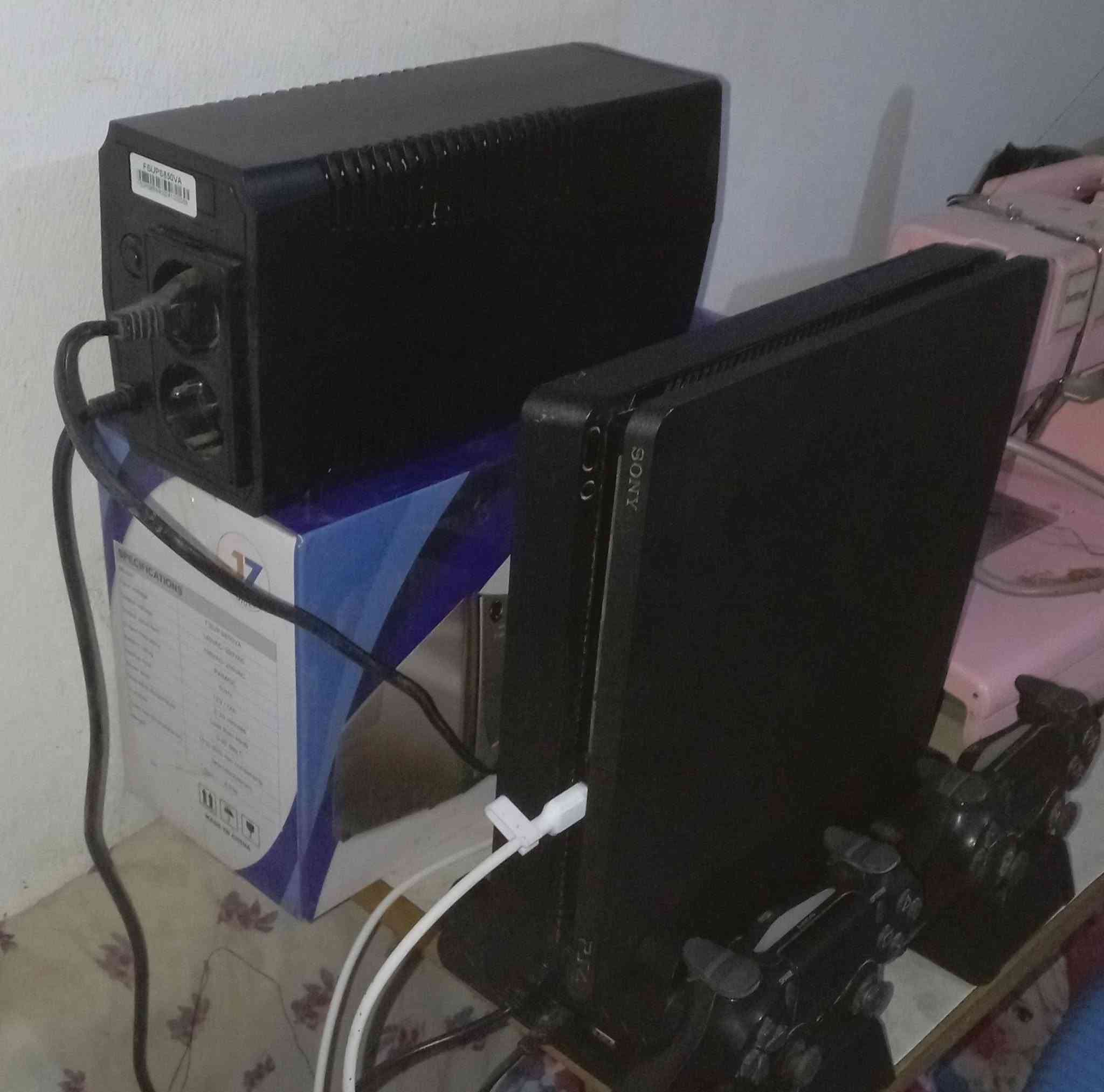 بلي4 للبيع نضيف كلش كامل ويا يدات 2 يوبيس وستان كامل متكامل السعر 300 وبي مجال الشراي***********
