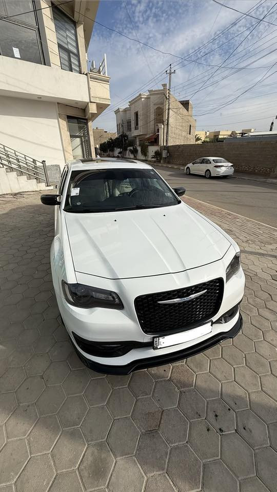 كلايسلر 300C موديل 2017  السيارة فول مواصفات ماعدا الحساسات والرادار 
اللون  ابيض 
: اوف وايت  اللون الداخلي
: 118,000 ميل رقم سليمانية جديد

الحالة:
كفالة عامة 
السيارة كلين تايتل
بيها بصمت اصبع PDR فقط بدون صبغ
بالهلال مال جاملغ الخلفي وره السايق 
المكينة والگير مكفوله 
سنوية جديدة وتحويل مباشر
المواصفات:
بصمة تشغيل
تشغيل عن بعد
كاميرا خلفية
سقف بانوراما
كشن جلد
كشن كهرباء
تدفئة +تبريد كشنات أمامي 
تدفئة كشنات خلفي
ستيرن هيتر +كهرباء 
خزن وضعيات الجلوس + المري + الستيرن 
كير موس 
ويلات البلادي حجم 18 
شاشة كبيرة 
كار بلي 
دعامي أمامي دبل ليحه فات S
+ وياه دعاميه البلادي فات C بحاله جيده جداً 
بردة كهربائي خلفي بيلاد تنزل اوتو مع البك 
+مري قلاب مع البيك اوتو 
لايت زينون زرع عدسات اكبر من البلادي من دكتر لايت معروف شغله 
حداديه كامله بحاله جيده جداً 
اي نقص بالسياره ماكو 
رقم صاحب السياره
***********
