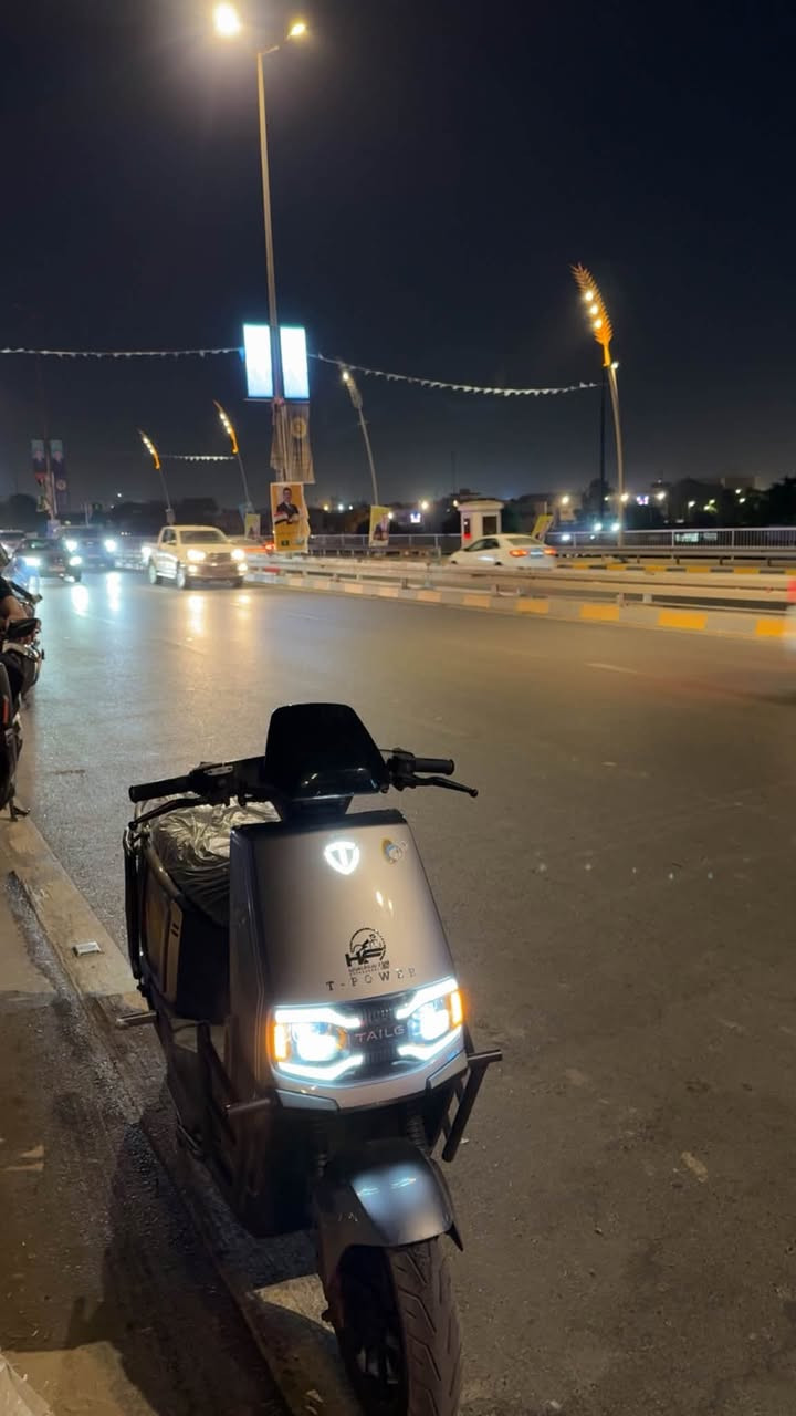 دراجه تيسلا شحن 2025 بعدها جديده صار 3 اشهر من اخذتها دراجه عالميه شلعه ومعدل وخفيفه سرعه 80 حقيقي بطارياتها جديده بعدها 6 بطاريات كبار 38 امبير تمشيك 80 كيلو حقيقي بالشحنه الوحده الدراجه جديده ومناقصها اي شي ومحافظ عليها مراياتها موجوده جدد مشادهن بلكارتون كتلوك كلشي موجود دراجه جدا عمليه وحلوه بريكات هيدروليك بصمات اثنين تشغيل عن بعد كلشي بلاد بالدراجه تاخذها وتطلع وكلشي نضيف بيها تفحص وتشوف بعينك ملف 1500 لايتات زنون عالي ناصي متروسه مواصفات 
 رايدها بمليون بيها مجال للشراي مكاني بغداد حي العامل  للاستفسار رقم ***********
