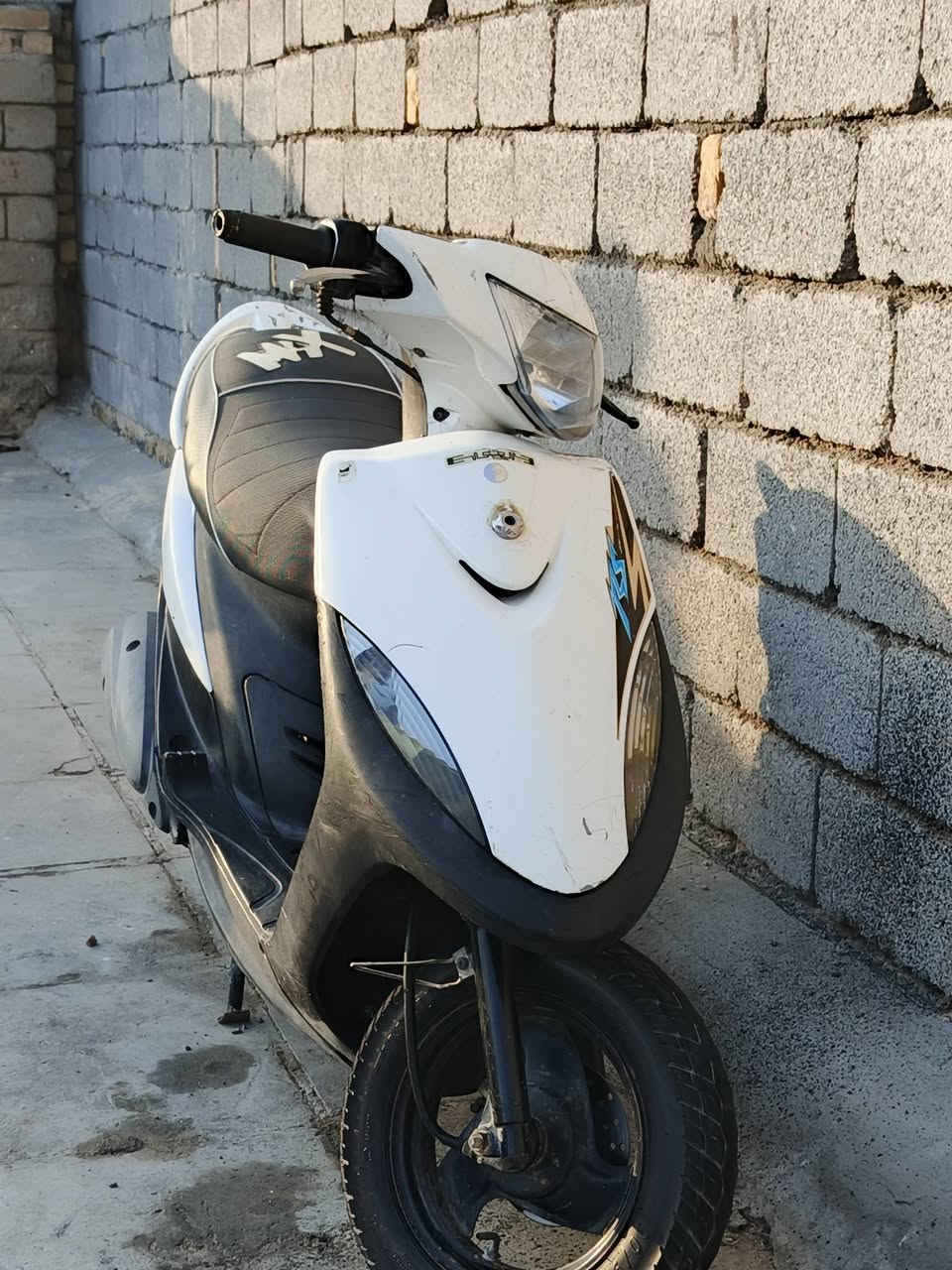 السلام عليكم ماكس عدلة مال حاوية الدراجة بلادية برغي ما مفتوح بيه ووصله وياه موجود مما ناقصه برغي على وضع الوكالة وكلة بلادي بيه دبل خلفي اصلي هوة اجه بيه سعره ٧٥٠ وبيه مجال ناصرية مركز *********** .
