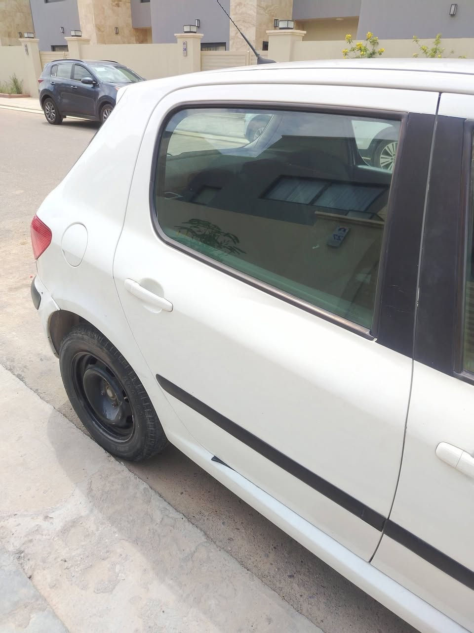 السلام عليكم عندي بيجو 307للبيع موديل 2005 تبريد شغال نظيفه  سعرها 51$ الاتصال ***********
