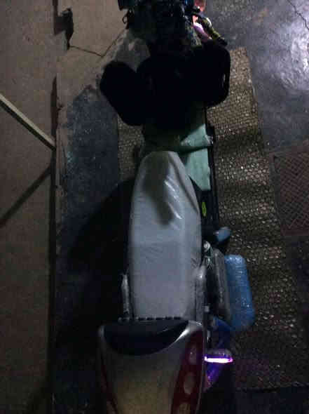 السلام عليكم 
الموطور:  للبيع 
الموطور نضيف كلش 
و كلشي بي شغال 
اربعه كير 
البطاريات عل فحص كلشي عل فحص 
عدد البطاريات 5بطاريات 
صويجين وبصمه 
وصويج مال الصندوق واحد فقط 
بصمه شغاله عن بعد 
كلشي بي شغال 
مكاني الرمادي السبعه كيلو 
السعر 450 وبي مجال 
الستفسار على هاذ الرقم «***********» 
بي واتساب وحياكم الله
