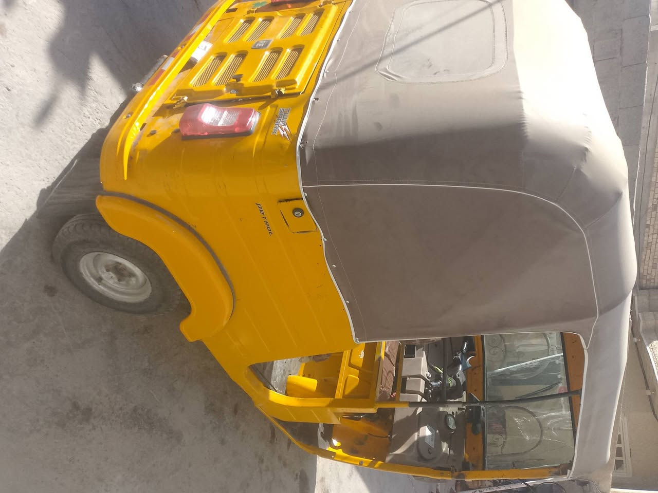 سلام عليكم تكتك موديل 20 اوراق المصطفى اصليه مكينه نظيفه مكاني المشتل السعر 5 وبيها مجال رقمي ***********
