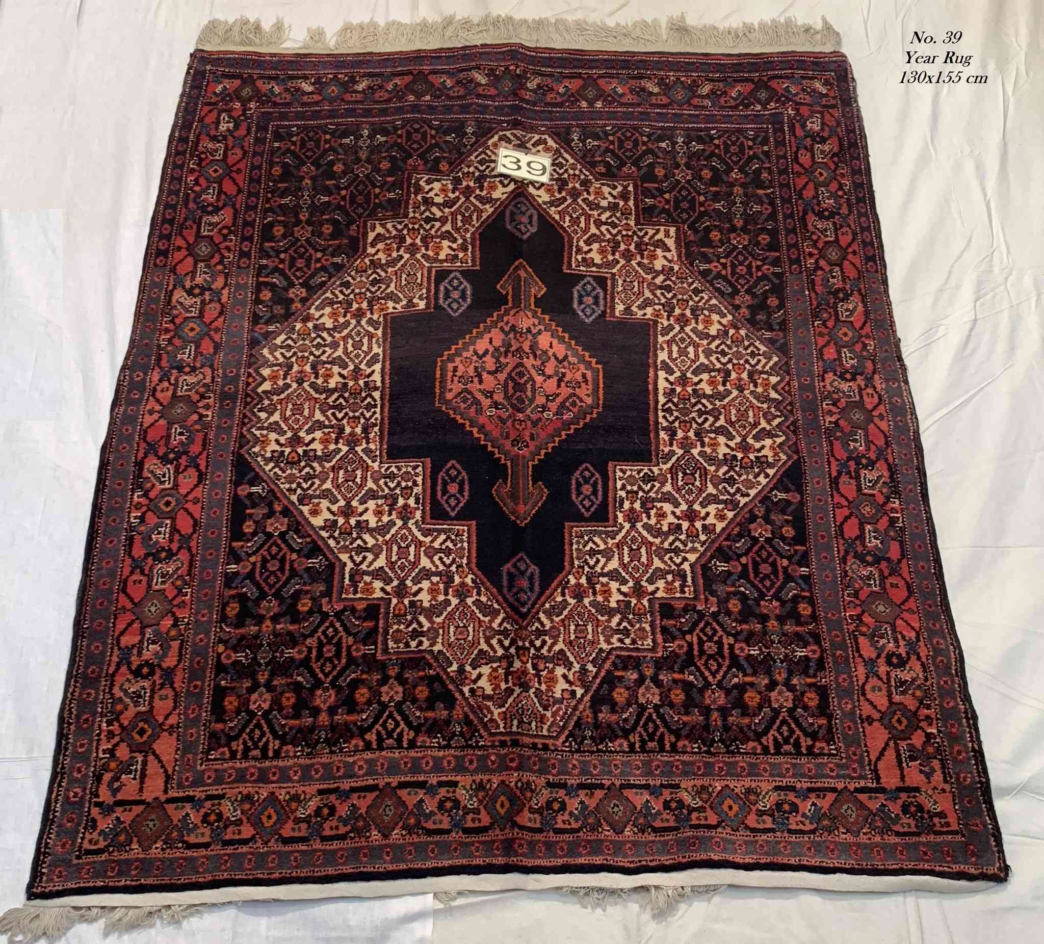 سجادة ايرانية جميلة جدا بدون اي ظرر  
صناعة يدوية 
- نوع  /  سنة
- قياس /  155x130  سم 
-  عمر السجادة 80 سنة  
- قطن سدا صوف 
- الالوان المستخدمة جميعها ( طبيعية ) 
- يوجد توصيل داخل وخارج العراق 
- العنوان / بغداد / الكرادة / حي الوحدة . شارع سلمان فائق  (  مجمع بازار انتيك بغداد )  
   الطابق الاول  
  للاستفسار اكثر الاتصال لاستفسار اكثر الاتصال 
  ***********        
  *********** 
واتس اب او فايبر او مراسلة الصفحة.
