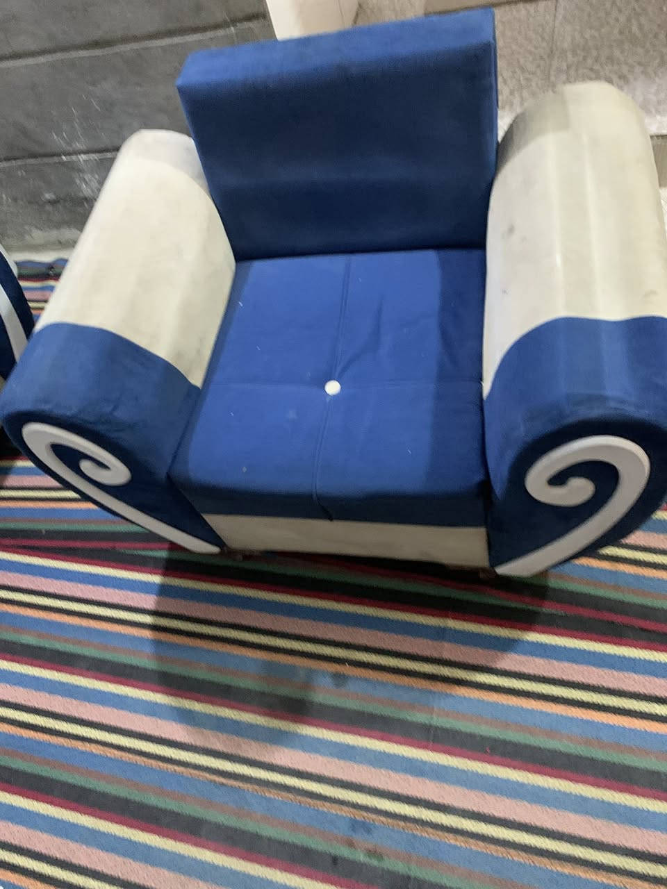 تخم 10 مقاعد هل موجود. سعر 100. عنوان حله نادر ثالثه ***********
