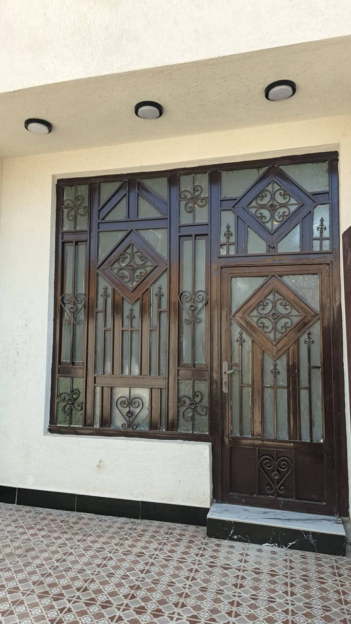 بيت للبيع في حي الحكيم المساحه ١٦٠متر طابو زراعي سند ٢٥ نزلت الوائليه ثالث فرع عن الشارع العام خدمات ماي مجاري كهرباء تبليط البيت جاهز للستفسار اتصال على  الرقم ***********
