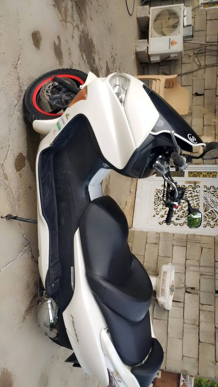 السلام عليكم 09 للبيع
الماطور جدا نضيف الكفرات نضافه ٨٥
اللون ابيض صدفي 
الكشن مغلف جديد
موجود الدبل مال الكشن شغال
لايت اصلي مال شركه عالي ناصي
صالنصه رياضي صوتها كلش حلو 
معدل عالاستانه ١٥٠ بالشارع ١٣٥
محرك فول نضيف الصبح ايطلع بخار
للجناي ما يصرف عليها لو برغي 
الاكويتر والنوزل والفيتبم فول
الصبح ثلج نكره وحده تشتغل
اكلجات وغايش كله جديد 
موجود فيديو للماطور اقتنع وخابر
السعر ١٣٥٠ وبيه مجال للشراي
*********** صلاح الدين الاسحاقي
