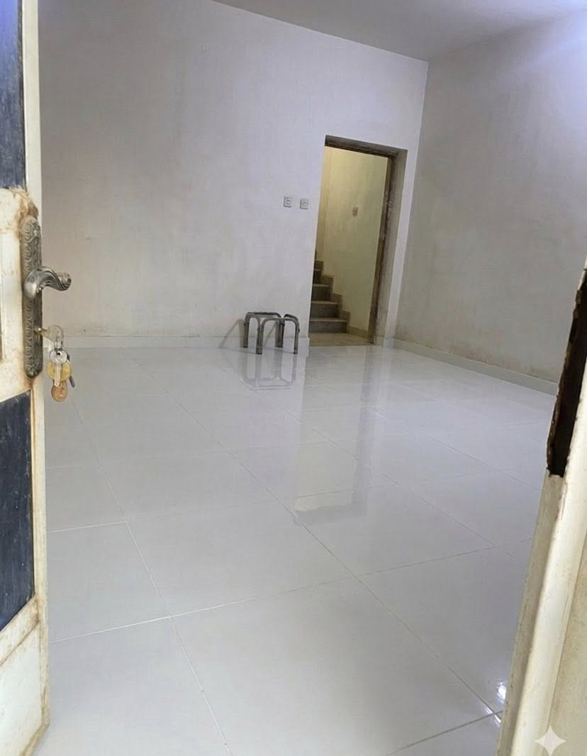 بيت للبيع 100م في حي العامل شارع 7 نيسان نهاية فرع مركز التقوى وقرب مطعم مرمريز
طابقين
ويرهم شقتين 
 الطابق الاول غرفه واستقبال وحمام ومطبخ ومنور وكراج وترك
الطابق الثاني غرفتين وحمام ومطبخ 
الطابق الثالث سطحين وبيتونة 
نزال 20
واجهة 5
السعر 250 
الاتصال على هذا الرقم 
***********
***********

