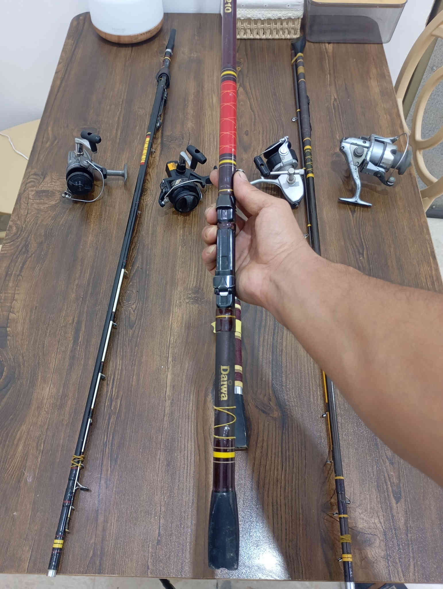 عود دايوه ياباني +مكائن باله شيمانو عدد 2/ريوبي عدد 2
عود دايوه ياباني 
طول 210 عدد /3
طول 180عدد (1
ـــــــــــــــــــــ
مكائن ياباني 
شيمانو عدد ٢/حجم ٢٠٠٠و٣٠٠٠
ريوبي ياباني وكوري عدد ٢/حجم ٢٠٠٠
ـــــــــــــ
سعر عوده ومكينه ٣٠ الف 
اذا شلعه توصيل مجاني 
وتساب /***********
