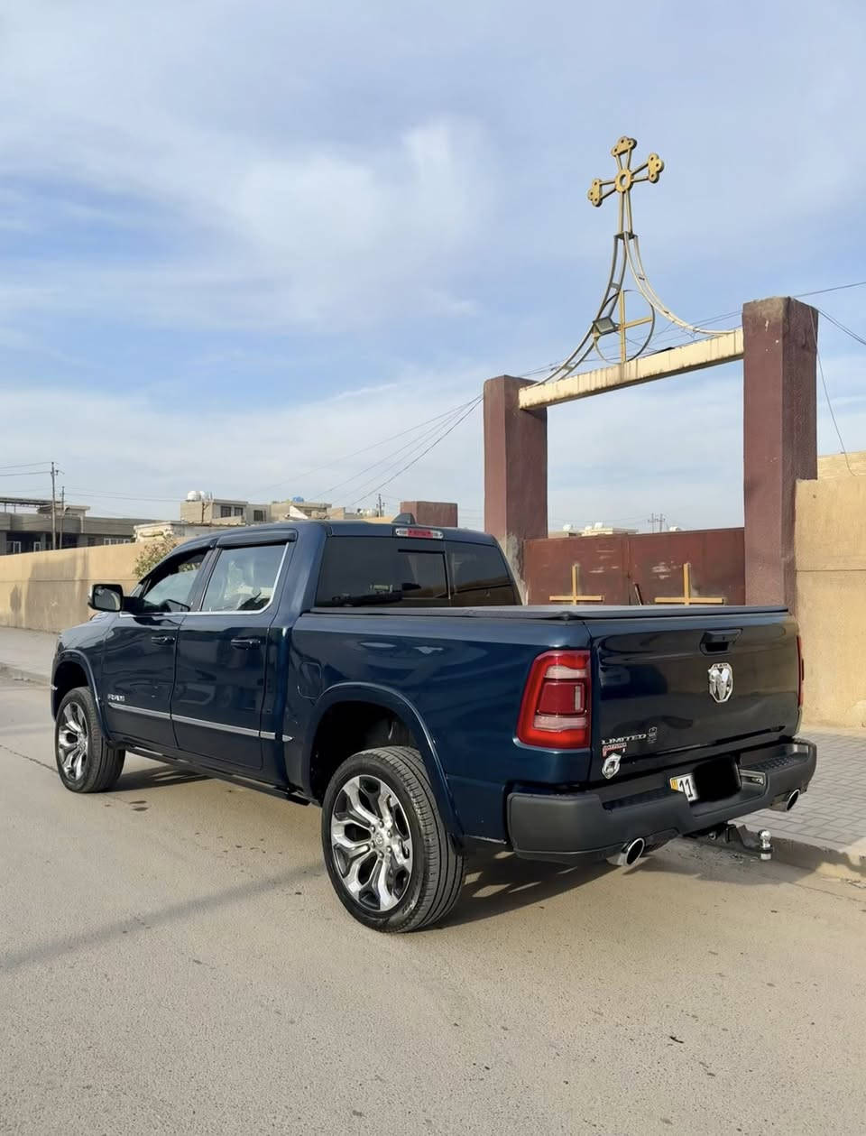 السلام عليكم 
RAM 1500 LIMITED 2023 للبيع 
محرك هيمي 5.7L eTORQUE ماشيه 24 miles 
رقم بغداد 
محرك كير تبريد حدادية مكفول 
المواصفات :بانوراما ،جكات ،دوسات كهرباء ، بدي قصير باب طويل ، مانع تصادم خلفي امامي ، المقاعد الامامية كهرباء وتدفئة وتبريد ،المقاعد الخلفية تدفئة وتبريد ،الستيرن تدفئة ،مرايا جانبية كهرباء كروم ،باب الصندوق كهرباء ،هاند بريك كهرباء ، شاشة العدادات ديجيتال وباقي المواصفات معروفه 
صور الحادث موجوده بالصور ورقم الشاصي خاص 
السعر 330
مكان السياره بغداد 
الرقم ***********
