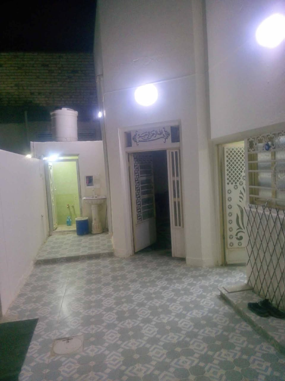 سلام عليكم بيت للبيع مع بعض الاثاث مساحه170 تقيه ثالثه ع شارع العام مقابيل بانزين خانه عبد الامير عبيس***********
