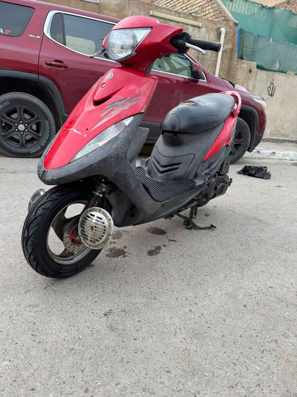 السلام عليكم دراجه ماكس عدله دراجه مال رمبه برغي واحد مفتوح بيها ماكينه مفتوحه  دراجه تتعب من تقول نظيفه ملح الدراجه كلها ختم واحد دراجه عرضها 950 مكاني بغداد الغزاليه ملاحظه بسيطه دراجه بدون هورنات وهذا رقمي ***********
