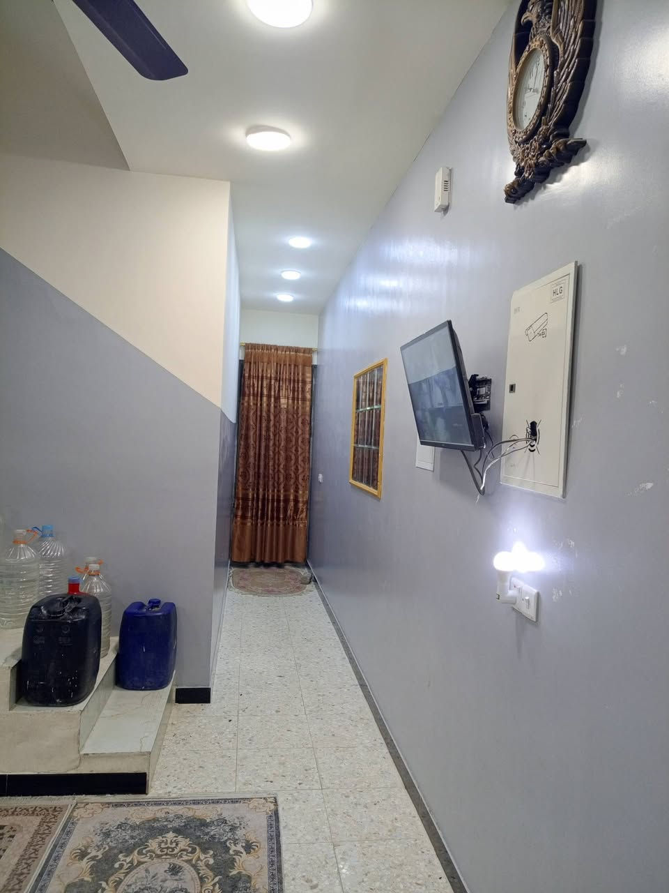 السلام عليكم ورحمة الله وبركاته 

دار البيع 100 5×20

البيت طابقين والثالث البيتونه وسطحين 

طابق الاول الغرفه وصاله وستقبال وصحيات ومطبخ حار بترك 

الطابق الثاني قرف 2نوم مع حمام 

الطابق الثالث البيتونه وسطحين مطبگ شتايكر 

البيت بناء درجه والى طابوق وصب مسلح 

نضام كهرباء بوري دفن نضام ماء درجه اولى 

سالي 4 شهر من حولت ابي 

منضومه كامرات دفن مع 6 كامرات مع 4 خزانات ماء مع كيزرات 2 مع ماطور ماء 

العنوان العبيدي الرئاسة شارع 20 بنهايته مربع السده 
 
محله 769

خدمات ماء كهرباء سحب المجاري نزلة الاليات جهد الخدمي 

سعر البيت 110 وقابل التفاوض 

امانه الله ورسوله البناء كله درجه اولى رفت 50 وفوگاء بتلو 

11 دبل طابوق تجي وشوف ابعينك مطبك كاشي من البتونه لحد باب الشارع سيراميك حمامات وترك وصاله جوه والفوق 

البيت جاهز من كلشي عوزه فقط محجر 

شبابيك درجه اولى كله جنل 

اي ستفسار تصل ***********
