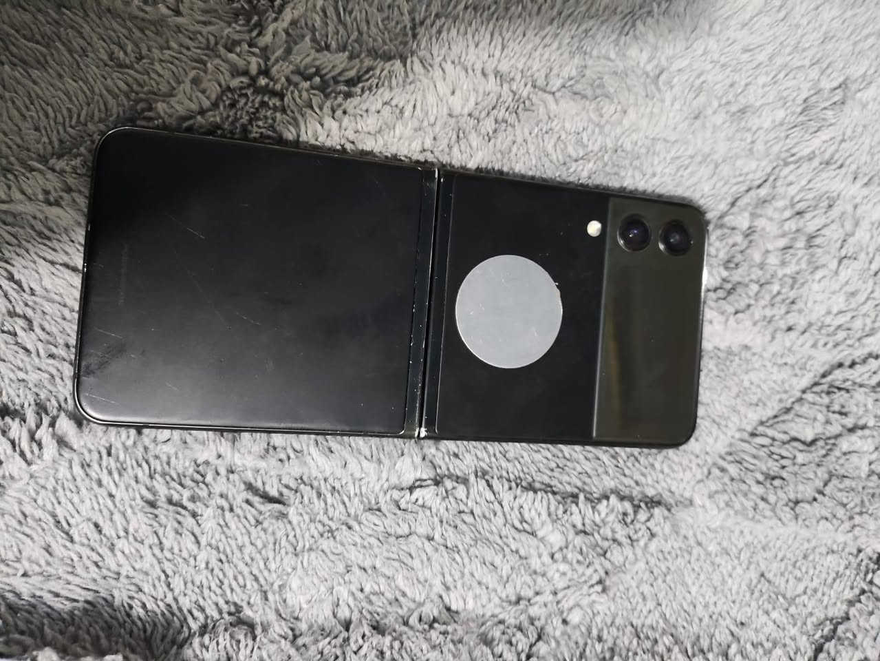 فلب ٣ ذاكرة ٢٥٦ مامفتوح امريكي شرط فقط شاشة بيها خط اصفر ضاهر امامك بس كلشي مابي
السعر ١٣٠ الف جهاز نضيف مال بيت 
***********  العنوان / النجف الاشرف
