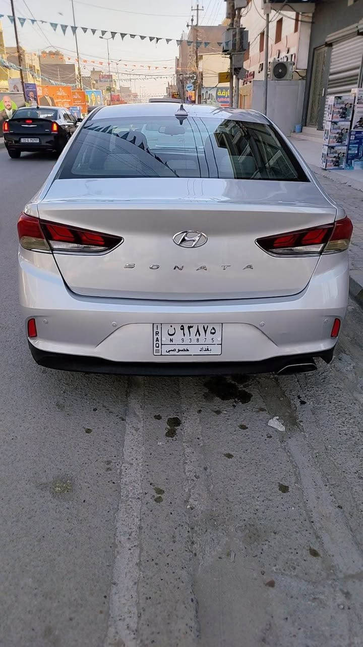 السلام عليكم 
سوناتا موديل ٢٠١٨ وارد امريكي باسمي رقم بغداد فول عدا الفتحة حادثها جاملغ عكس السائق (مبدل ) 
وصندوق بدون شاصي أو ايرباك صابغها حزام السيارة كاملة من كلشي 
السعر 122 ورقة بيها مجال بسيط بعد ماتجي تشوفها 
مكانها ديالى بعقوبة
*********** بغداد, العراق
