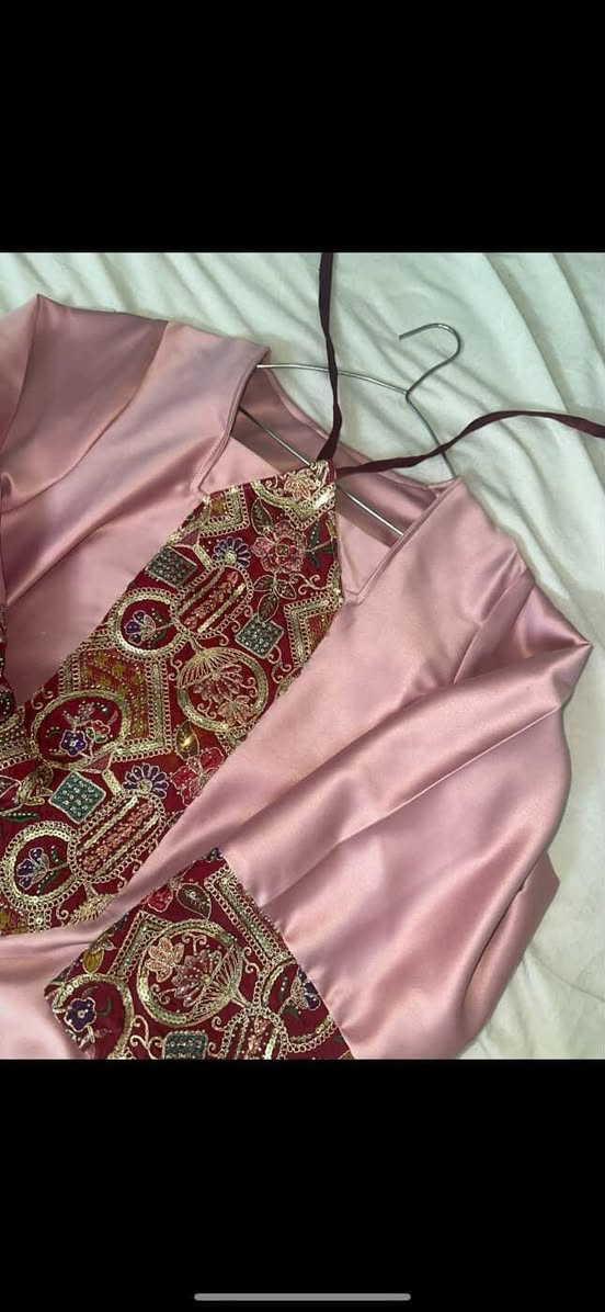 كلابيه وردي فاتح وبيها هذا الماروني اقماش اخذته من دبي يخبل يخبل لمعته بالحقيقه يلمع لمع،
شغل الكلابيه بديععع ولاغلطه وراقيه وثكيله  كلفتني كلها ٨٠ 
ابيعها ب ٤٥جديده بعدها والله فقط مره ملبوسه ساعتين
تلبس قياس ٣٨ و٤٠  و٤٢


**إذا كنت صاحب هذا الإعلان وتريد حذفه لأي سبب، رجاءا أرسل رسالة إلى الدعم الفني**