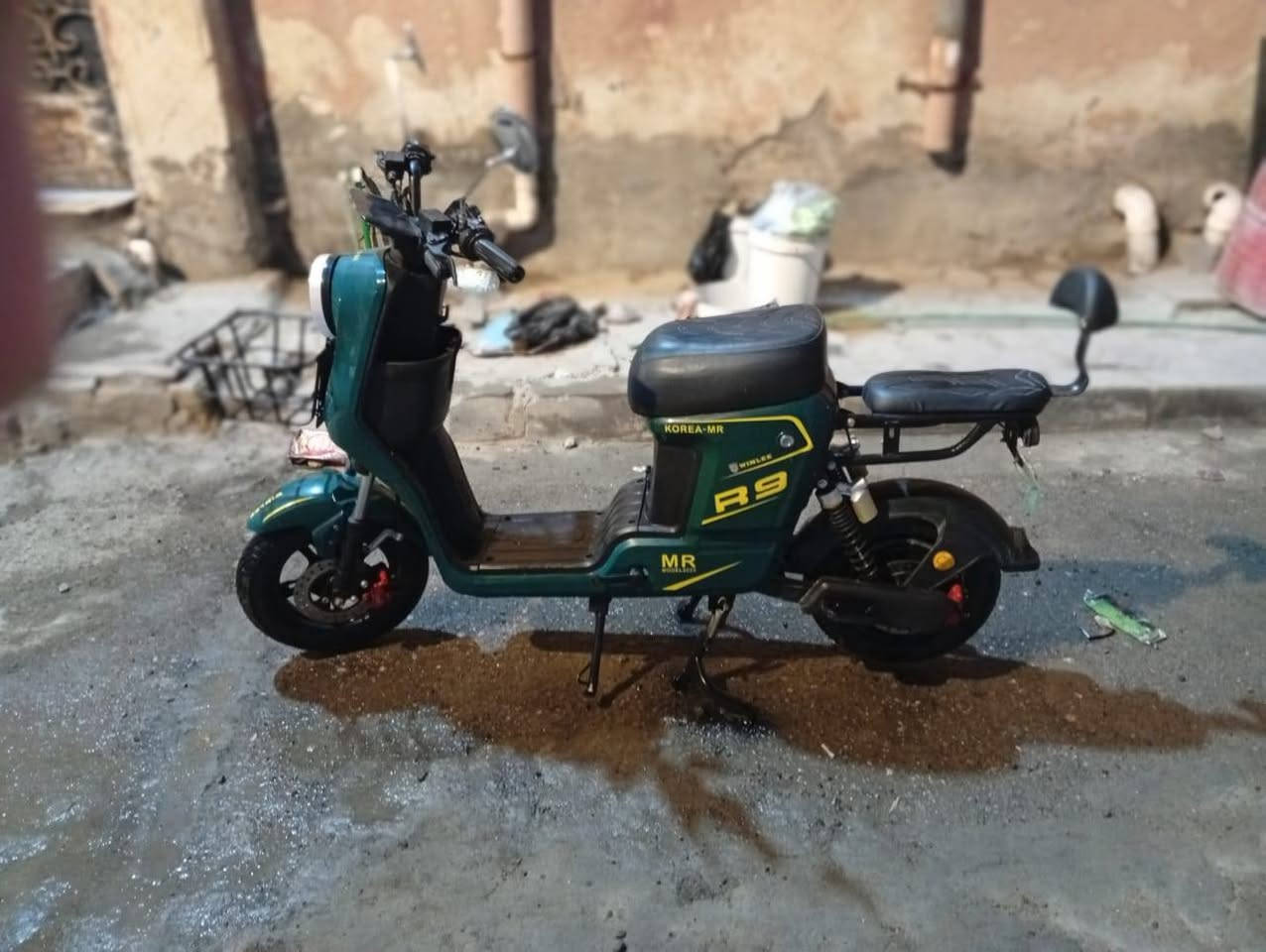 دراجة شحن ار تسعه نضيفه
خمس بطاريات 
فولتيه 32 
مكاني بصره سعر 350
بيه عطل في الاشاير فقط
***********
