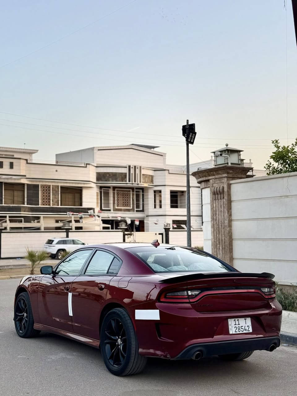 السلام عليكم
جارجر جيتي اصل  GT 
  بيه  بارد بل جاملغ إلمامي فقط 
كفاله من الصبغ 
 مديل 20
سياره رقم بغداد  بسمي
شفتات
بصمت ابواب
سماعات Alpine
حساس خلفي
تشغيل عن بعد
محرك 3600
كشنات حضن
هيترات مري
شاشه جبيره
تويل يعني سحب خلفي
الاستفسار ***********
العنوان بغداد
