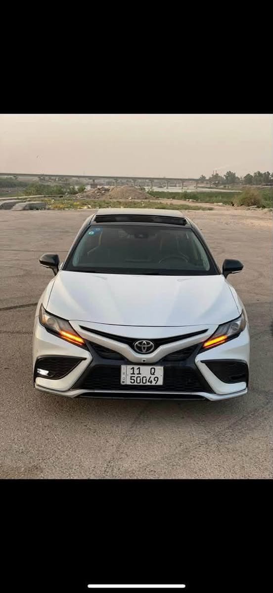 السلام عليكم 

للبيع: تويوتا كامري 2023 XSE V6 
فول مواصفات 6 سلندر 

--- تفاصيل السيارة:

ماشية فقط 88 الف كم  –

فول مواصفات + داتشوو (فتحة سقف بانوراما)

فقط بنيد مبدل ومصبوغ + بارد موضح بالسونار 

رقم بغداد جديد بأسمي 

---

 مواصفات تويوتا كامري 2023 XSE V6 – المواصفات الكاملة:

 المحرك والأداء:

محرك V6 سعة 3.5 لتر

قوة 301 حصان

قير أوتوماتيك 8 سرعات

نظام دفع أمامي (FWD)

تبديل سرعات من المقود (Paddle Shifters)

نمط قيادة رياضي + عادي + اقتصادي

 الراحة والداخلية:

مقاعد جلد رياضية 

مقاعد أمامية كهربائية 

تبريد وتسخين للمقاعد الأمامية

فتحة سقف بانورامية (داتشوو)

شاشة كبيرة وسطية تعمل باللمس

شاشة عدادات رقمية

نظام صوتي JBL فاخر

تحكم كامل من المقود

شحن لاسلكي للموبايل

إنارة داخلية محيطية LED

تشغيل بصمة + دخول ذكي

 السلامة والتقنيات:

كاميرا 360 + حساسات أمامية وخلفية

نظام تثبيت السرعة الذكي (رادار)

تحذير مغادرة المسار

مساعد البقاء في المسار

نظام النقطة العمياء

نظام المكابح التلقائي للطوارئ

نظام مراقبة ضغط الإطارات (TPMS)

 الخارجية:

تصميم رياضي هجومي

جنوط ألمنيوم مقاس 19 إنش

أنوار أمامية وخلفية LED بالكامل

حساسات أمامية وخلفية

سبويلر خلفي رياضي

فتحات تهوية أمامية

مخرجين عادم مزدوجين (Dual Exhaust

صور الحادث مع سونار السياره مرقف بمنشور اسف على الاطاله تحياتي للجميع 

السعر 195 وبيه مجال 

استفسار اكثر اتصل 
***********

---
