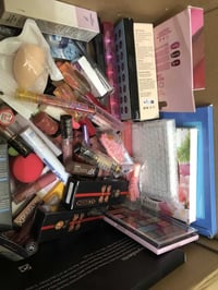 مكياج • ١٣٧قطعة • شلعة وحدة