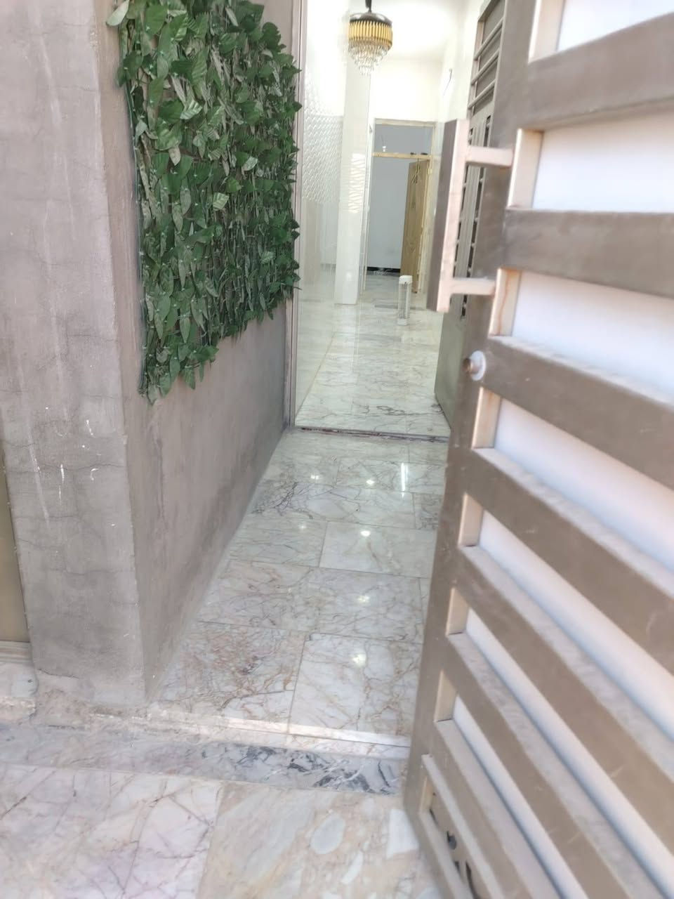 سلام عليكم عندي بيت ٧٥متر واجها ٥ ونزال ١٥ البيت بناء حديث مصار ٨اشهرمن كملته بناء درجه اولئ البيت رفت عالي عن الشارع ارتفاع ٣م ٤٠ سانتيم صافي ارضيه مرمر قطار سبلت للغرف والحولي كراج صغير تواليد خارجي غرفه استقبال ممر درج حولي منور غرفه نوم الطابق الثاني بيتونه كبيره وسطح عدد٢ مسسات ماء ومجاري المكان الشعله الغربي خلف بانزين خانه الجيازنه طابو سند ٢٥ بسعر مناسب  خاص او اتصال *********** بي واتساب يوسف ابو فاطمه الطليباوي
